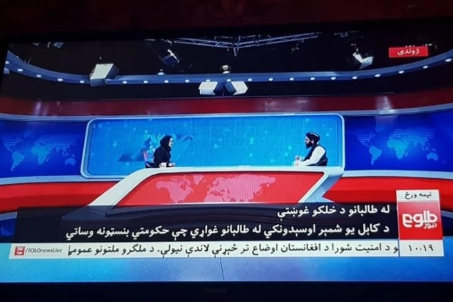 아프간 TV채널 톨로뉴스에서 여성 앵커(왼쪽)와 이야기 나누는 탈레반 간부. 톨로뉴스 화면 캡처