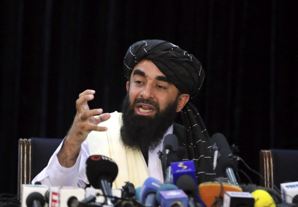 20년 만에 아프가니스탄 정권을 장악한 이슬람 무장단체 탈레반의 자비훌라 무자히드 대변인이 지난달 17일(현지시간) 수도 카불에서 첫 기자회견을 열고 여성의 인권을 존중하고 자신들에게 반대하던 이들을 용서하겠다고 밝히고 있다. 카불 AP 연합뉴스