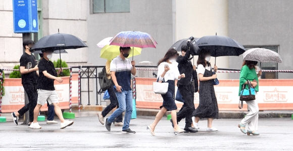 비가 내린 18일 서울역에서 시민들이 우산을 쓴채 출근길을 재촉하고 있다. 2021.8.18 박지환기자 popocar@seoul.co.kr