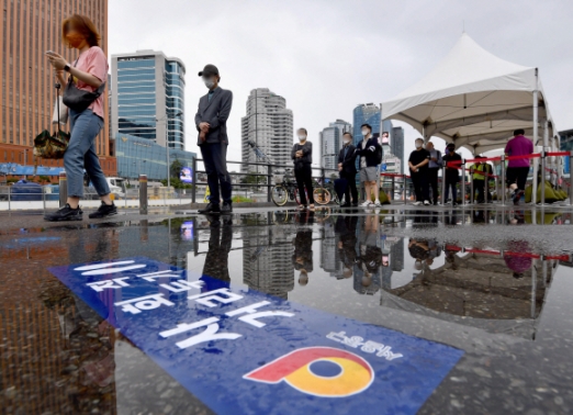 [서울포토]선별진료소 찾은 시민들