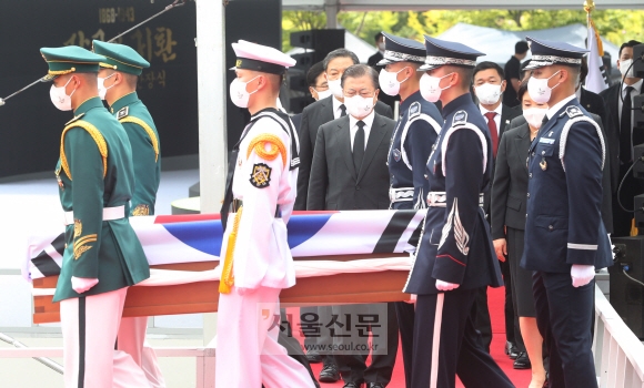 문재인 대통령이 18일 오전 국립대전현충원에서 열린 홍범도 장군 유해 안장식에서 하관을 지켜보고 있다.  2021. 8. 18 도준석 기자 pado@seoul.co.kr