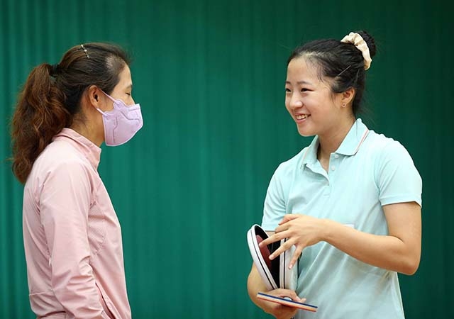 신유빈이 18일 전북 무주체육과에서 열린 국가대표 선발전 도중 소속팀 대한항공 김경아 코치와 얘기를 나누고 있다. [대한탁구협회 제공]