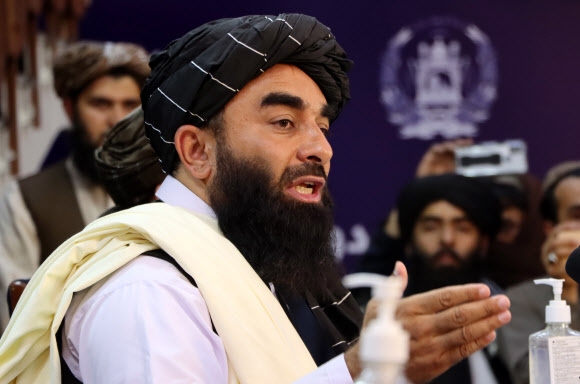 자비훌라 무자히드 탈레반 대변인이 17일(현지시간) 아프가니스탄 카불에서 탈레반의 아프간 장악 후 첫 공식 기자회견을 하고 있다. 카불 EPA 연합뉴스