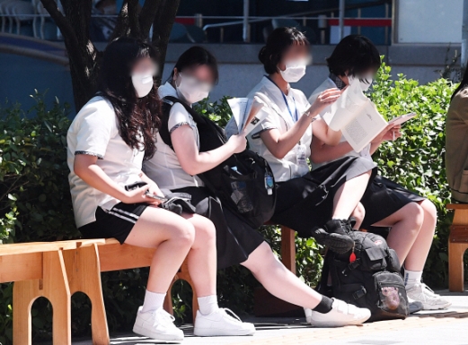 [서울포토]‘코로나19 검사 대기중에도 공부’