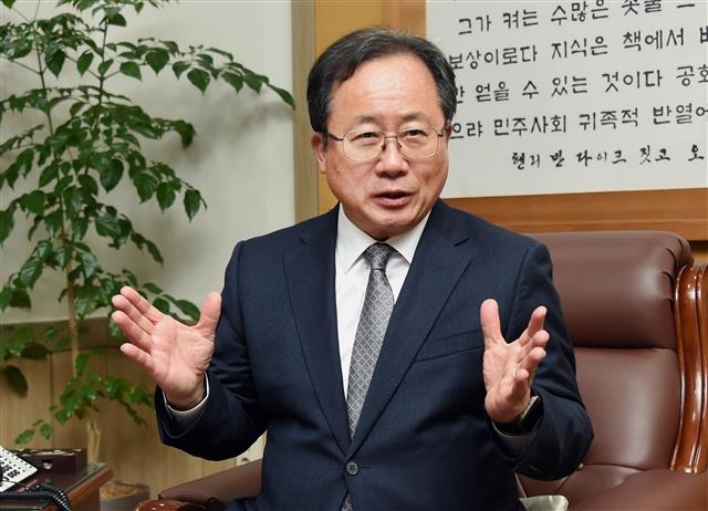 김석준 부산시교육감이 서울신문과의 인터뷰에서 재임 기간 성과와 부산 교육의 운영 계획 등에 대해 설명하고 있다.  부산시교육청 제공
