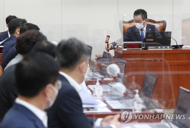 유기홍 국회 교육위원장이 19일 서울 여의도 국회에서 열린 교육위원회 전체회의에서 의사봉을 두드리고 있다. 