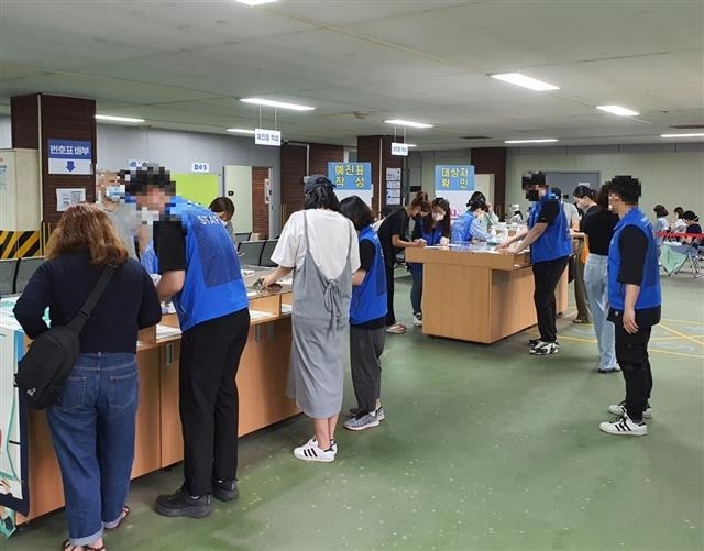 서울 강서구청 공공일자리 사업 참여자들이 예방접종센터에서 행정업무를 도와주고 있다.  강서구 제공