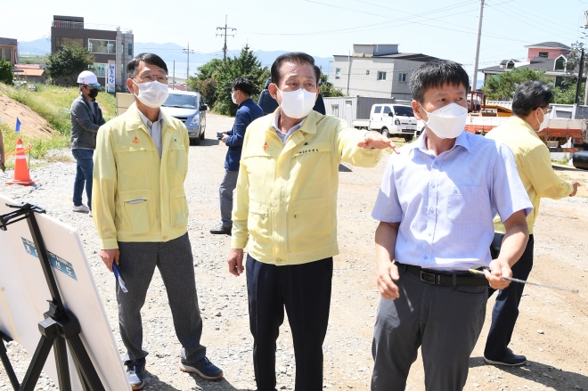 유천호 강화군수가 2023년 11월 준공 예정인 해안순환도로 4-1공구 건설 현장을 19일 오전 둘러보고 있다.(강화군 제공)