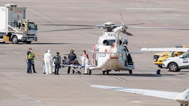 대서양의 스페인령 카나리아 제도 근해에서 홀로 사투를 벌이다 구조된 여성이 지난 19일 헬리콥터에 실려 뭍에 도착, 병원으로 옮겨지고 있다. 들것의 등받이에 기대 앉아 있는 것을 봤을 때 그런대로 건강한 상태로 보인다. EPA 연합뉴스