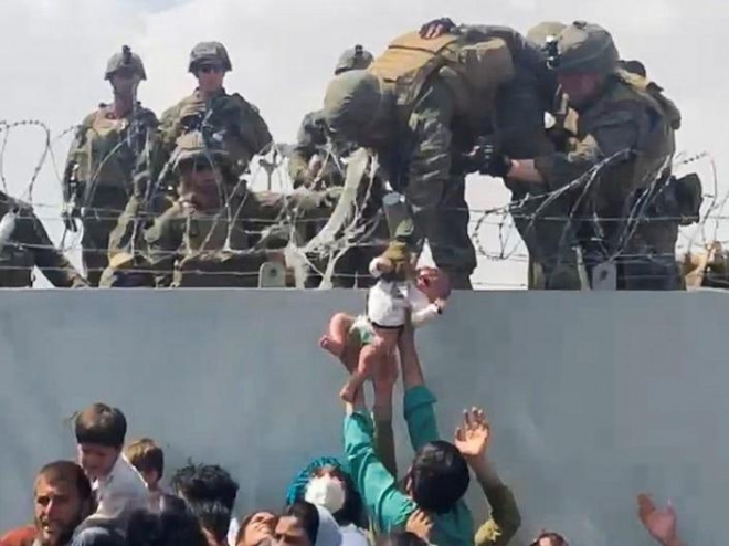 전날 아기를 미군 병사 손에 넘긴 하늘색 웃옷의 아빠는 다음날 카불공항 안으로 들어와 아기와 함께 지낸다고 미군 해병대 대변인이 20일(현지시간) 밝혔다고 비즈니스 인사이더가 전했다. 로이터 자료사진