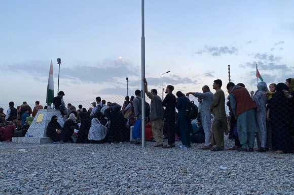아프간 카불 공항의 출국 대기 행렬