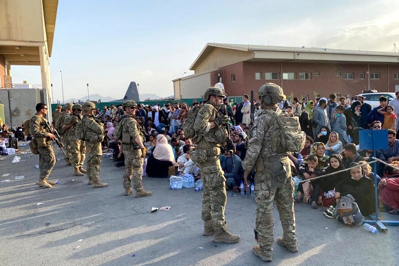 미군 수송기 탑승 기다리는 아프간인들
