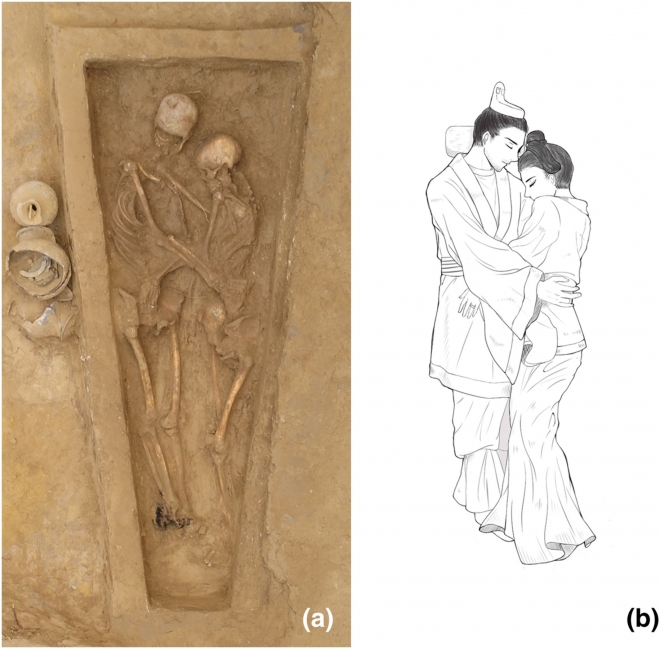 남녀가 완벽하게 안고 있는 자세로 출토된 유골(왼쪽)과 이들이 묻혔을 때의 모습을 상상한 그림.