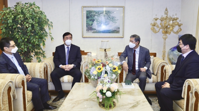싱하이밍(왼쪽 두번째) 주한 중국대사와 노태우 전 대통령의 장남 노재헌 한국일대일로연구원 원장(오른쪽 두번째). 주한 중국대사관 제공