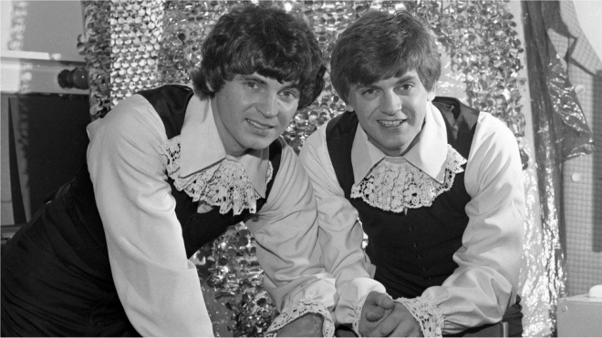 형 돈(왼쪽)과 동생 필로 이뤄진 에벌리 브라더스는 1950년대와 1960년대를 잇는 가교 역할을 했으며 비틀스 같은 그룹에 실로 많은 영향을 미쳤다는 평기를 듣고 있다. 