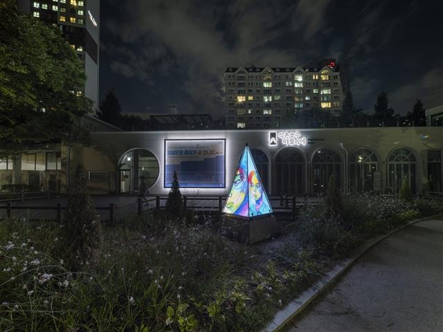 서울 송파구 석촌호수 아뜰리에 앞마당에 설치된 공공미술프로젝트 작품 ‘미래 조각’. 송파구 제공