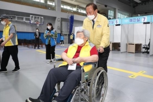 ‘마포 동행 천사’… 장애인 백신 접종 함께합니다