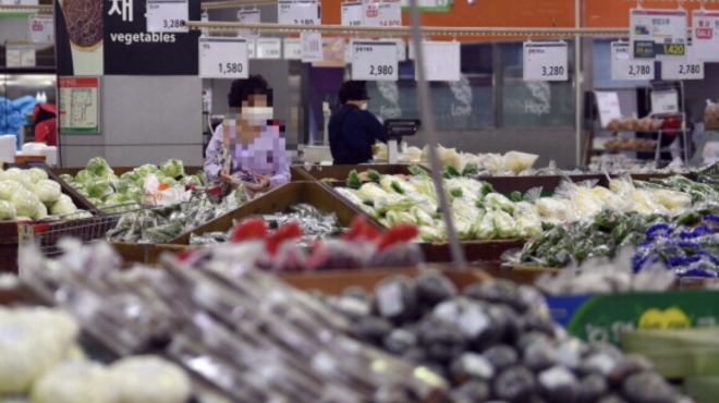 추석을 한 달여 앞둔 23일 가공식품, 채소, 과일, 고기 등 밥상 물가가 크게 오르고 있다. 이날 서울 시내의 한 대형마트에서 시민들이 장을 보고 있다. 박지환기자 popocar@seoul.co.kr