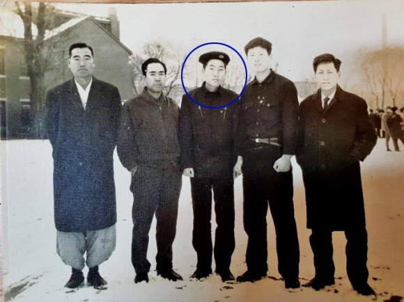 1970년 서울대 법대 입학식에서 아버지(왼쪽)와 함께 찍은 사진. 이낙연 캠프 제공