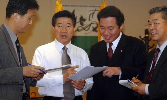 이 전 대표(오른쪽 두 번째)가 2002년 11월 노무현 대통령 후보와 함께 방송 녹화 준비 중인 사진. 이낙연 캠프 제공