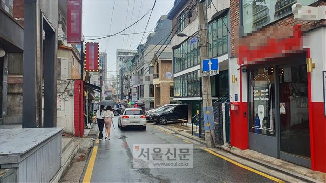 사회적 거리두기 4단계 연장 시행과 더불어 식당·카페 영업시간이 오후 10시에서 9시로 단축된 23일 서울 강남구 신사동 가로수길에 인적이 드문 모습. 이성원·손지민 기자 lsw1469@seoul.co.kr