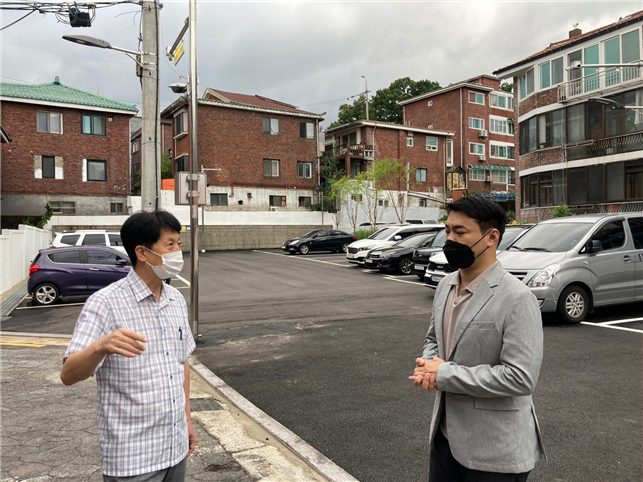확장 조성된 6공영주차장 현장 점검 중인 오기형 국회의원(왼쪽)과 송아량 시의원(오른쪽)