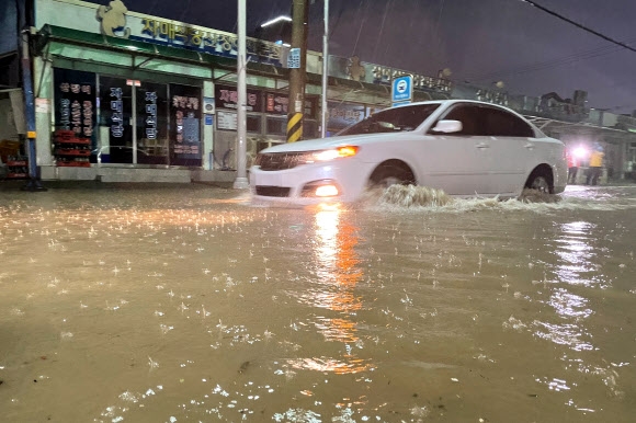 태풍이 몰고 온 폭우…흙탕물 들어찬 도로