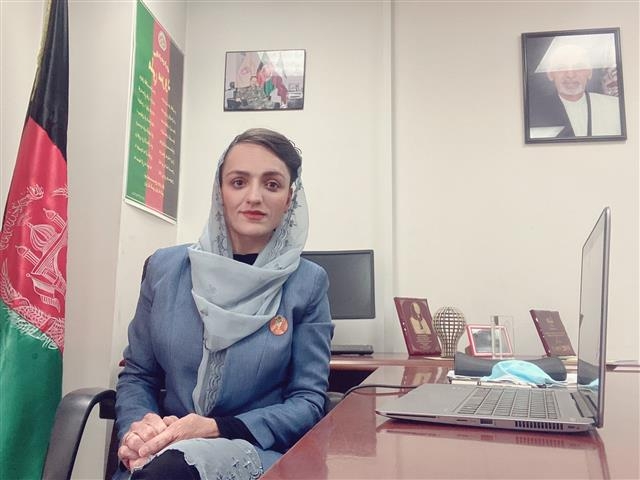 탈레반이 장악한 아프가니스탄에서 여성 인권과 성평등의 후퇴는 막아야 한다는 여성들의 목소리가 커진다. 최연소 여성 시장 자리야 가파리 등 여성 정치인의 소신 발언이 잇따르고 있다. 트위터 캡처