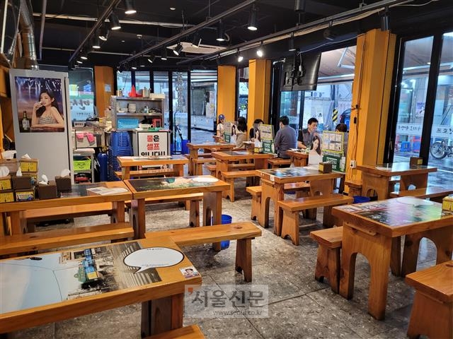 사회적 거리두기 4단계가 다음달 5일까지 2주간 연장되면서 식당·카페 영업시간이 오후 10시에서 9시로 1시간 단축된 23일 오후 7시 서울 중구 을지로 노가리골목 식당.