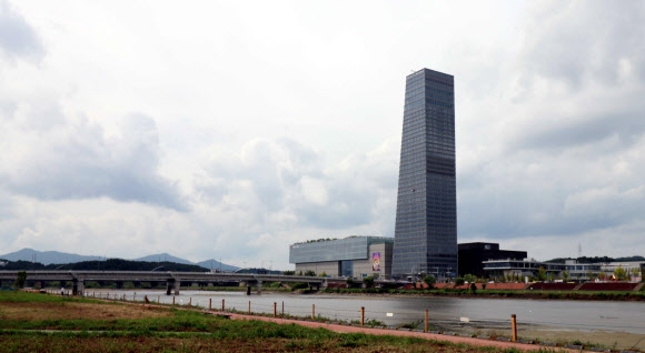 대전 유성구 엑스포로에 들어선 ‘대전 신세계 아트앤 사이언스’ 외관. 8개층 매장의 백화점과 193m 높이의 신세계 엑스포 타워로 구성돼 있다. 신세계백화점 제공