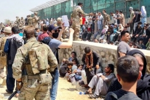 390명의 목숨 건 탈출....작전하듯 軍수송기 투입