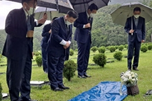 [포토] 김오수 검찰총장, 김홍영 검사 묘소 참배