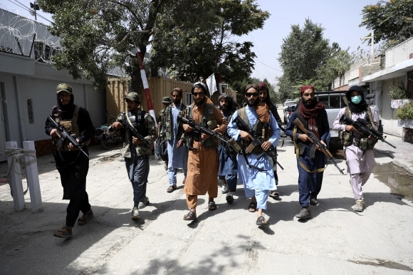 아프가니스탄을 장악한 이슬람 무장세력 탈레반(위 기사와 직접적 관련 없음). 카불 AP 연합뉴스