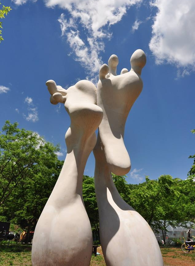 박시동 조각공원내 하늘을 걷는 발