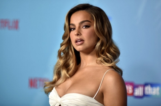 틱톡 크리에이터 겸 배우 애디슨 레이가 25일(현지시간) 미국 캘리포니아주 로스앤젤레스에서 열린 영화 ‘히즈 올 댓(He’s All That)’ 특별 시사회에 참석해 포즈를 취하고 있다.<br>AP 연합뉴스