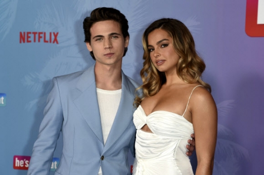 배우 태너 뷰캐넌(왼쪽)과 애디슨 레이가 25일(현지시간) 미국 캘리포니아주 로스앤젤레스에서 열린 넷플릭스 영화 ‘히즈 올 댓(He’s All That)’ 특별 시사회에 참석해 포즈를 취하고 있다.<br>AP 연합뉴스