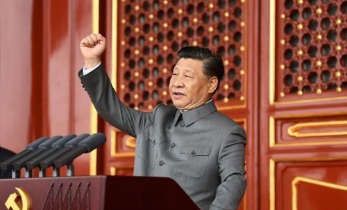 시진핑 공산당 총서기 겸 국가주석이 ‘공동부유’라는 새로운 기치를 내걸면서 중국의 경제·사회 체제에 커다란 변화를 예고하고 있다. 사진은 베이징 톈안먼 광장에서 연설하는 시 주석. 베이징 신화 연합뉴스