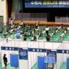 “부작용보다 일상 회복 간절”… 18~49세 접종 첫날 ‘북적북적’