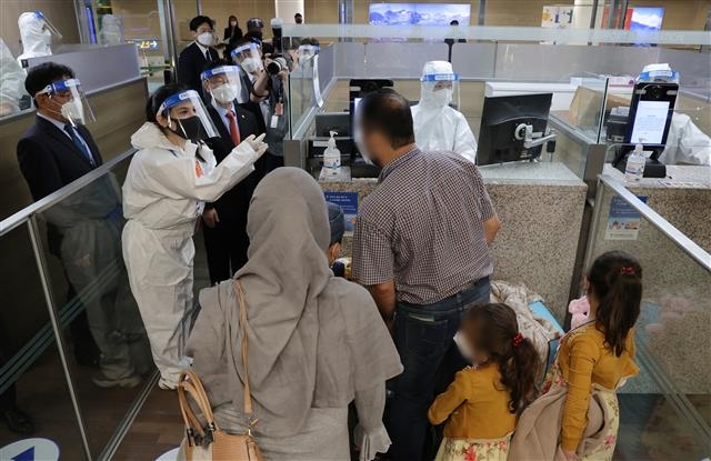 아프간 특별기여자 입국 안내하는 박범계 장관