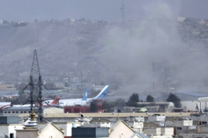 카불공항 두 차례 IS 자살폭탄 테러, 미군 13명 등 적어도 73명 희생