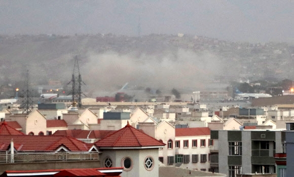 26일(현지시간) 아프가니스탄 카불 공항 외곽에서 폭탄 테러가 발생해 연기가 피어오르고 있다.  EPA 연합뉴스