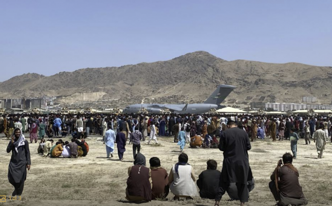 카불의 미 공군기지로 몰려든 아프간인