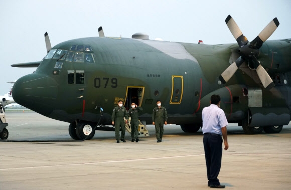 アフガン待避作戦ためにパキスタンに立ち寄った 日自衛隊輸送機アプガニスタン現地に残っている日本人と現地人協力者などを待避させるために派遣された日本航空自衛隊の C-130 輸送機がカブール空港を向けて 25日(現地時間) 中間寄着地であるパキスタンイスラマバード国際空港に着陸した. 2021.8.27  AP 連合ニュース
