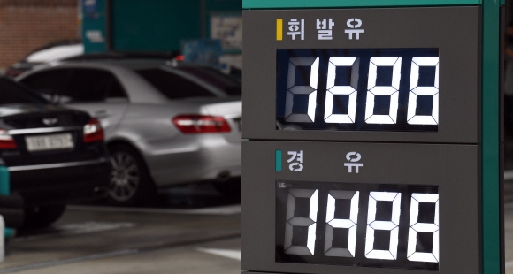 5월 초부터 16주 연속 상승했던 전국 주유소 휘발유 가격이 지난주에 이어 이번 주도 2주연속 하락한 가운데  29일 서울 서대문구의 한 주유소의 휘발유가격이 1688원으로 표시되고 있다.     2021. 8. 29 정연호 기자 tpgod@seoul.co.kr