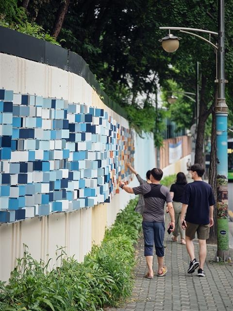 종로구 청운동에 조성된 설치형 조형벽화 작품 ‘구름이 머무는 담장’. 종로구 제공