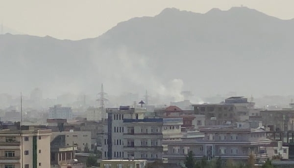 29일 카불서 폭발음 후 피어오르는 연기. EPA=연합뉴스