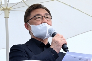 검찰, 마이크 들고 “정권교체” 최재형 선거법 위반 불구속 기소