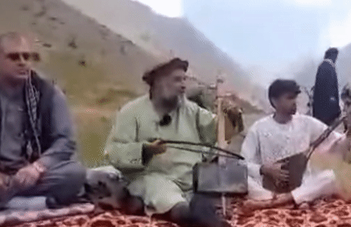 지난 27일 아프간 민요 가수 파와드 안다라비를 탈레반에 살해당했다.안다라비는 ‘깃작(ghichak)’이라는 현악기를 연주하면서 아프간 전통 가요로 평화를 노래했다.