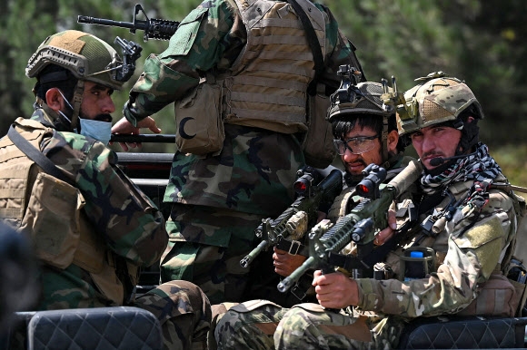군복 차림으로 카불 시내 순찰하는 탈레반 특수부대원들 아프가니스탄 탈레반 특수부대원들이 29일(현지시간) 수도 카불 거리에서 순찰활동에 나서고 있다. 2021-08-30 카불 AFP 연합뉴스