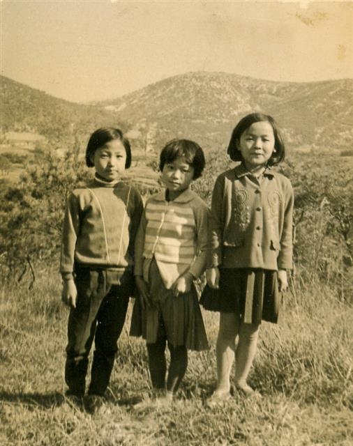 1971년 대구남산초등학교 시절 추 전 장관(왼쪽)의 모습.  추미애 캠프 제공